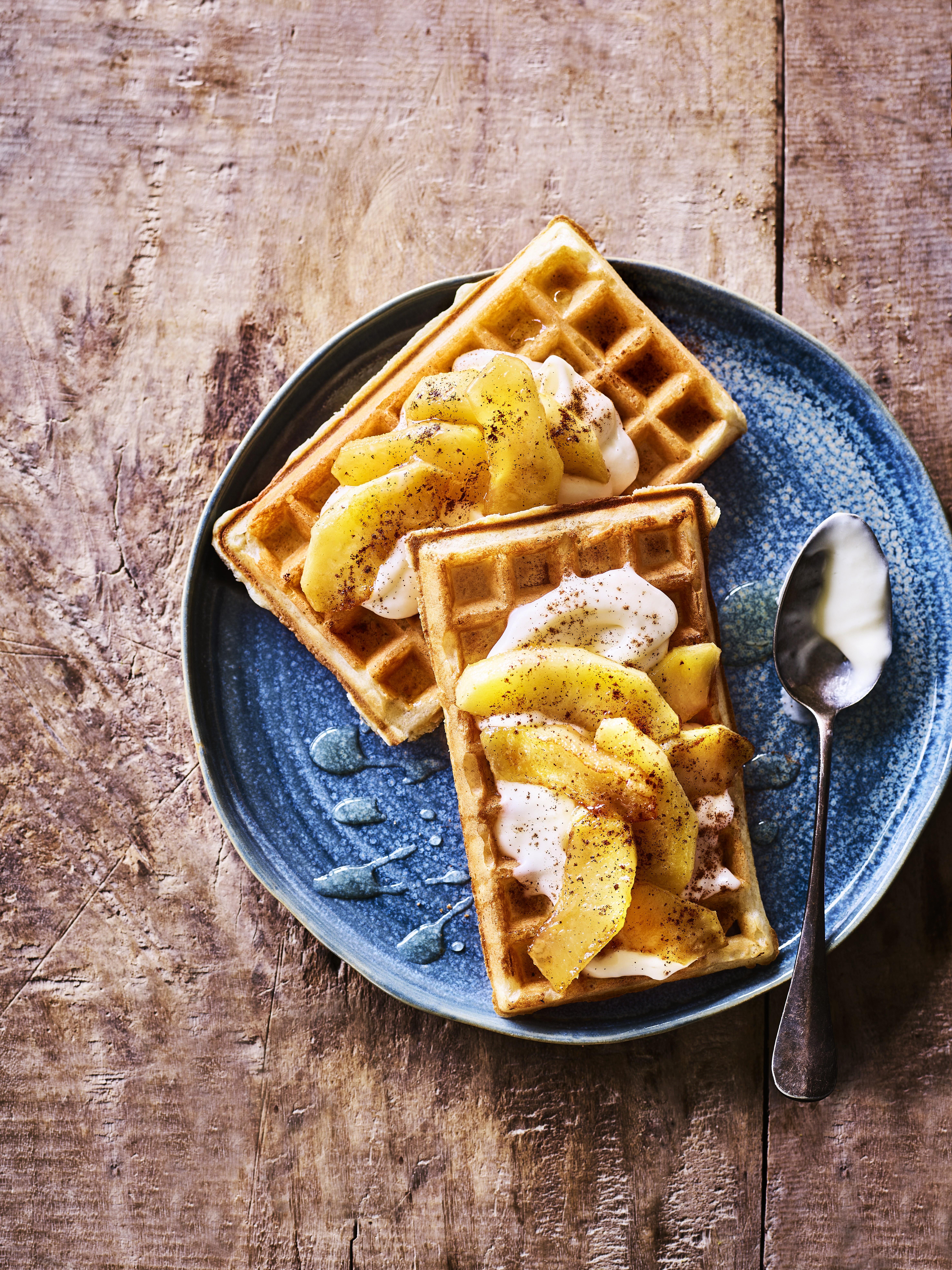 Kaneelwafels met appel, honing en slagroom